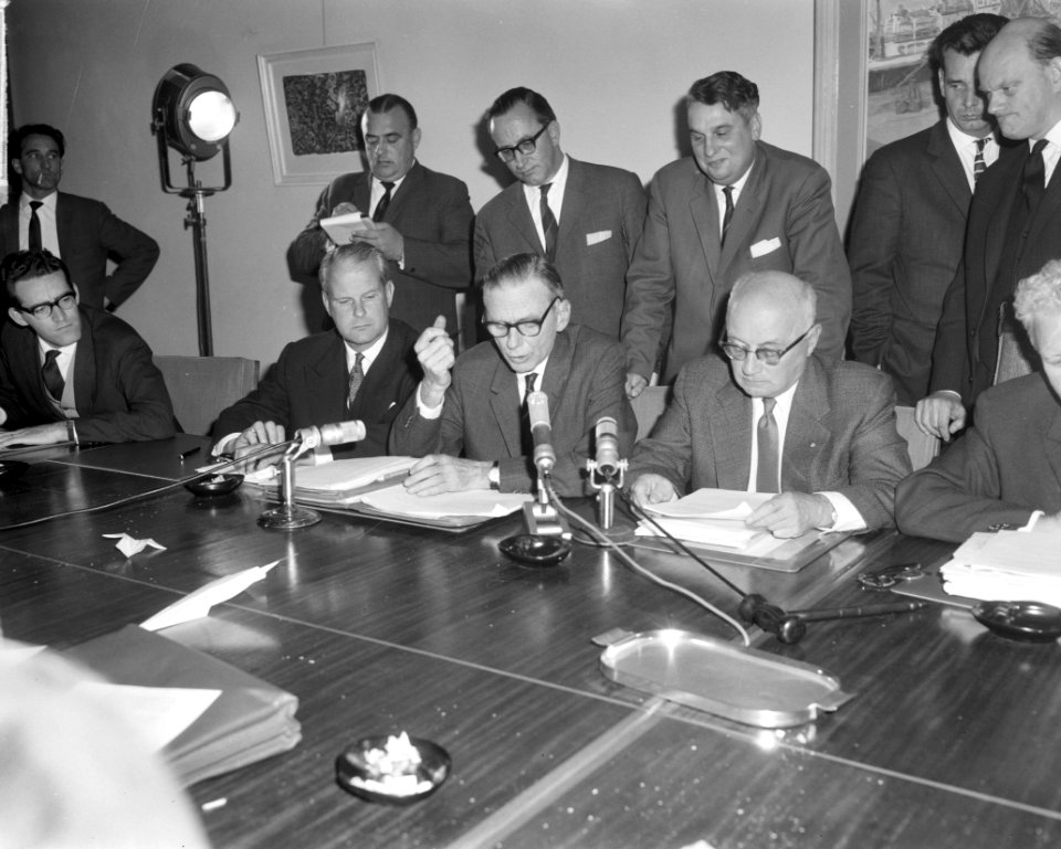 Loonoverleg in SER-gebouw te Den Haag . Na overleg persconferentie gehouden aan , Bestanddeelnr 915-6831