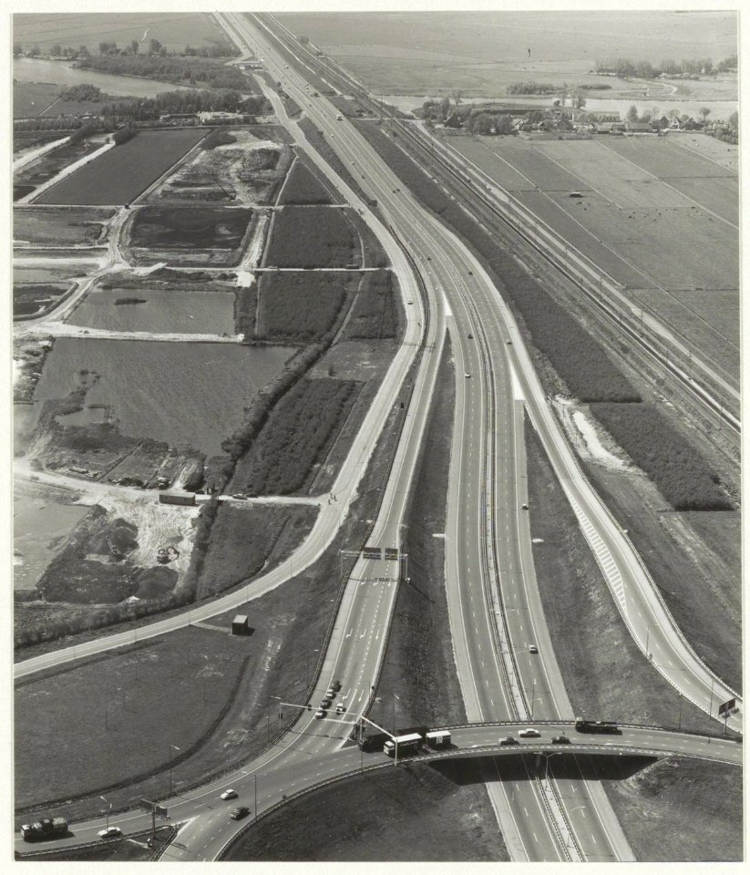 Luchtfoto Rottepolderplein met rotonde ziende naar het westen (Amsterdamse Vaart), NL-HlmNHA 54016901