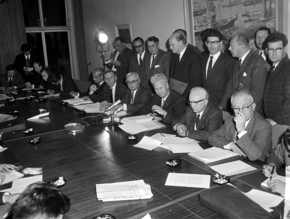 Loonoverleg in SER-gebouw te Den Haag . Na overleg persconferentie gehouden aan , Bestanddeelnr 915-6824