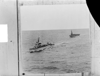 Luchtfoto Smaldeel met Hr. Ms. Karel Doorman, Bestanddeelnr 903-9228