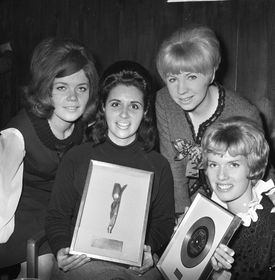 Lucille Starr ontving Gouden Plaat in Apollo-hotel, Lucille Starr temidden van N, Bestanddeelnr 918-2484