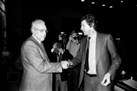 Loonoverleg met regering in SER Den Haag Albeda (links en Wim Kok, Bestanddeelnr 930-6183