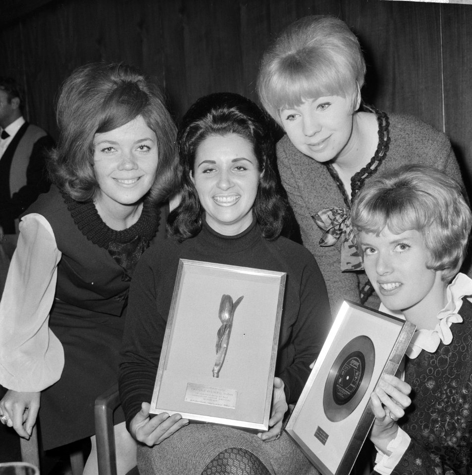 Lucille Starr ontving Gouden Plaat in Apollo-hotel, Lucille Starr te midden van , Bestanddeelnr 918-2481