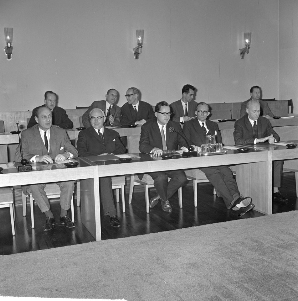 Loonoverleg in SER te Den Haag , minister Andriessen namens de regering v.l.n.r., Bestanddeelnr 917-1684