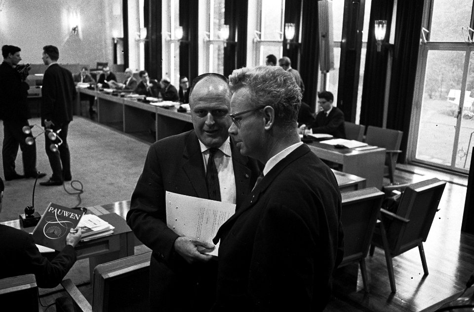 Loonoverleg in SER-gebouw te Den Haag . Drs. Roemers in gesprek met dr. P. S. Pe, Bestanddeelnr 915-6834