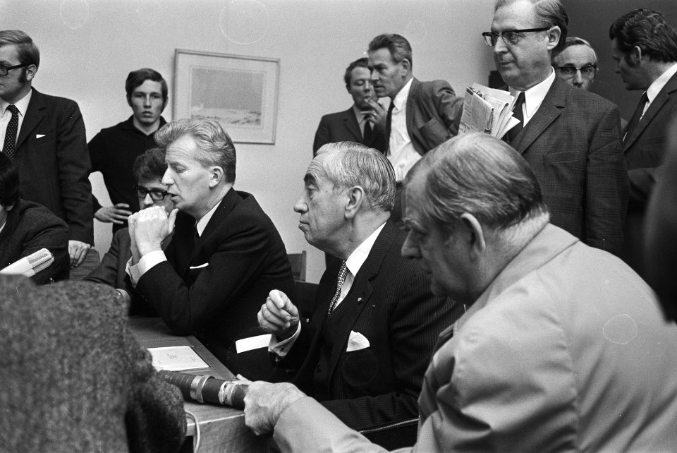 Loonoverleg in SER-gebouw, Den Haag persconferentie, zittend v.l.n.r. Kloos, B, Bestanddeelnr 924-0259