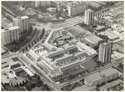 Luchtfoto Schalkwijk met o.a. Wnkelcentrum. NL-HlmNHA 54015223