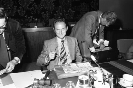 Loonoverleg regering, werkgevers, werknemers, van links n rechts Minister Boers, Bestanddeelnr 928-6516