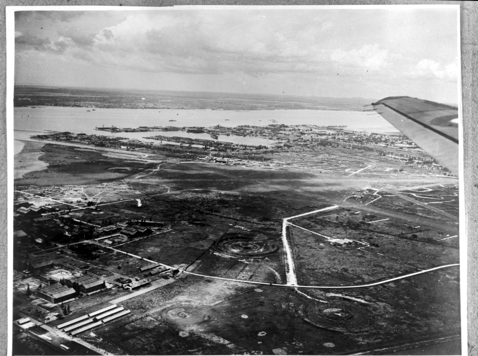 Luchtfoto van een vliegveld aan zee en een havengebied, Bestanddeelnr 935-3393