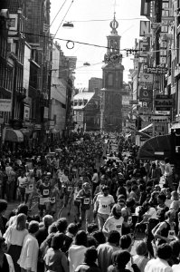Lopers door de Reguliersbreestraat met op de achtergrond de Munttoren, Bestanddeelnr 930-2752