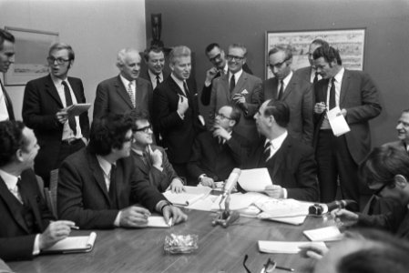 Loonoverleg in SER-gebouw, Den Haag persconferentie drs. De Pous , De Ridder, , Bestanddeelnr 924-0258