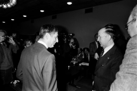 Loonoverleg met regering in SER Den Haag premier van Agt en v Veen (VNO), Bestanddeelnr 930-6182