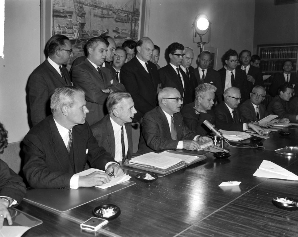 Loonoverleg in SER-gebouw te Den Haag Na overleg persconferentie gehouden Roe, Bestanddeelnr 915-6833