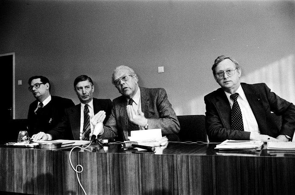 Loonoverleg met regering in SER Den Haag persconf regering min van Aardenne,, Bestanddeelnr 930-6181