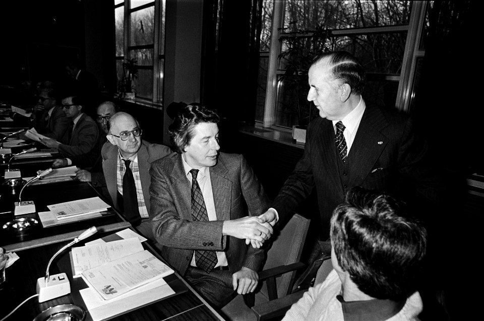 Loonoverleg met regering in SER Den Haag van Veen (rechts) begroet Wim Kok, Bestanddeelnr 930-6184