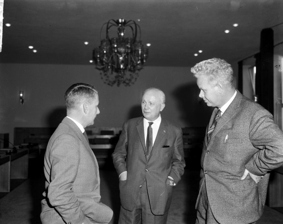 Loonoverleg in gebouw van de SER te Den Haag . Drs. D. Roemers en dhr. Middelhui, Bestanddeelnr 915-6426