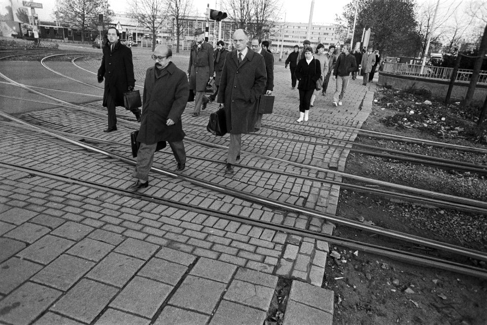 Lopend naar het werk, Bestanddeelnr 932-7850