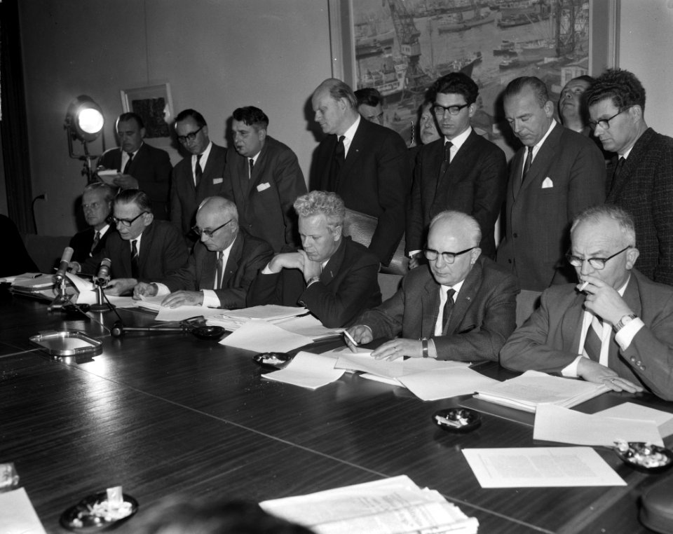 Loonoverleg in SER-gebouw te Den Haag . Na overleg persconferentie gehouden aan , Bestanddeelnr 915-6830