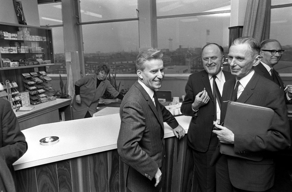 Loonoverleg in Den Haag , voor de vergadering de heren Kloos (l) en Bosma (r), Bestanddeelnr 919-8618