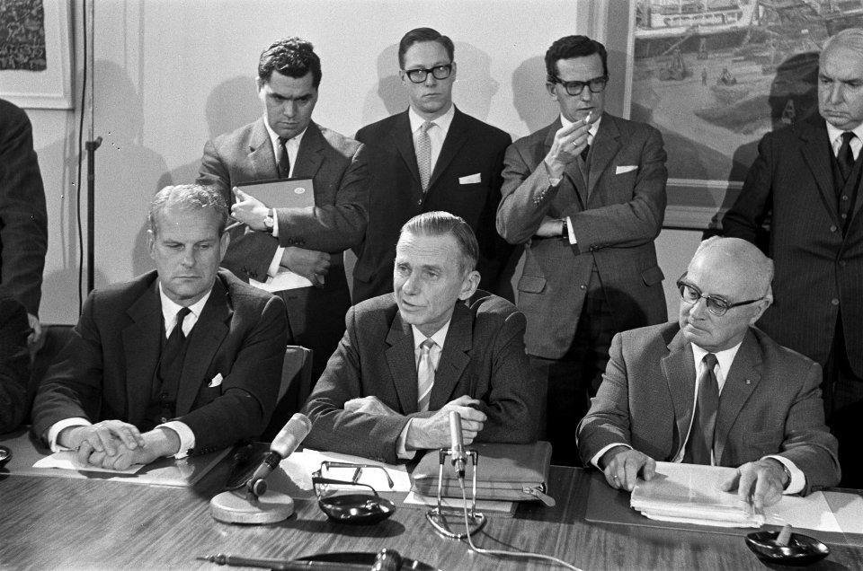 Loonoverleg in gebouw van de SER te Den Haag . Drs. D. Roemers en G. J. van Mast, Bestanddeelnr 915-6435