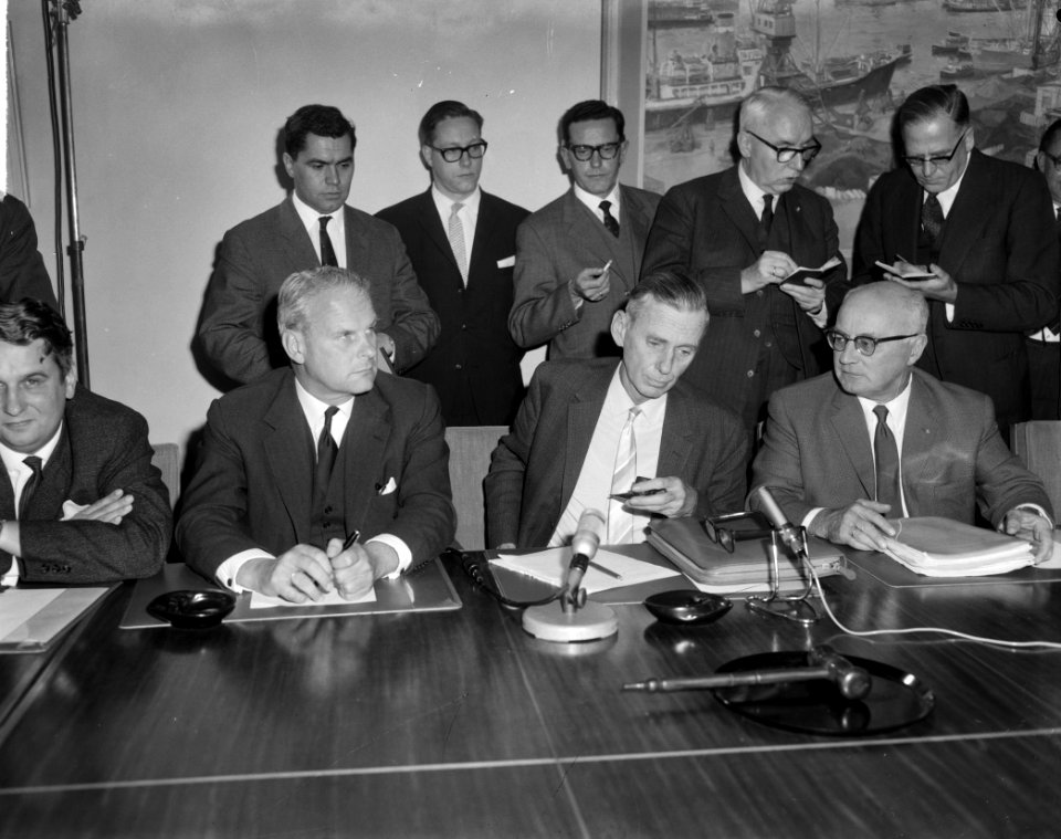Loonoverleg in gebouw van de SER te Den Haag Dhr H J de Koster , Bosma en d, Bestanddeelnr 915-6425