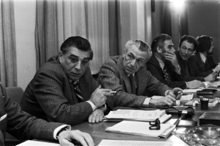 Loonoverleg voor metaal CAO hr Wamsteeker (l) van FNV met enige delegatieleden, Bestanddeelnr 928-9670