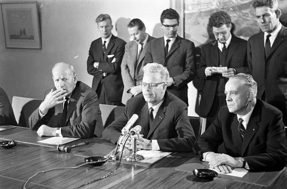 Loonoverleg in SER te Den Haag , de werknemers leggen verklaring af v.l.n.r. Van, Bestanddeelnr 917-1686