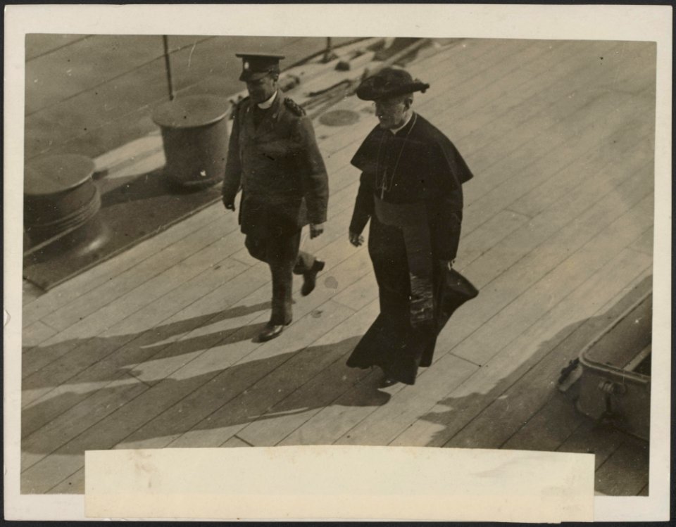 Looking around H.M.S. Iron Duke, Bestanddeelnr 158-2707
