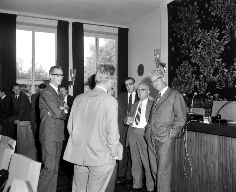 Loonoverleg in gebouw van de SER te Den Haag . Drs. D. Roemers en G. J. van Mast, Bestanddeelnr 915-6434