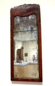Looking Glass, England, 1710-1720, walnut - Chazen Museum of Art - DSC02594