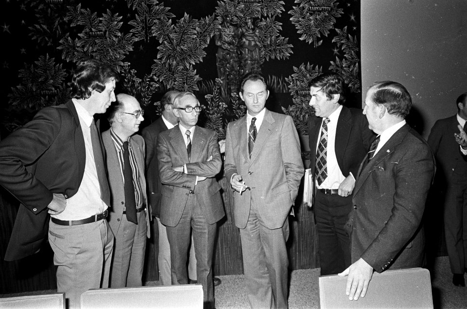Loonoverleg regering, werknemers, werkgevers in SER-gebouw v.l.n.r. Kok (NVV), S, Bestanddeelnr 928-2046