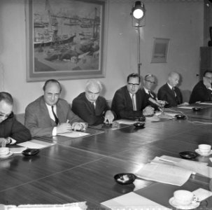 Loonoverleg in SER te Den Haag , minister Andriessen namens de regering v.l.n.r., Bestanddeelnr 917-1683