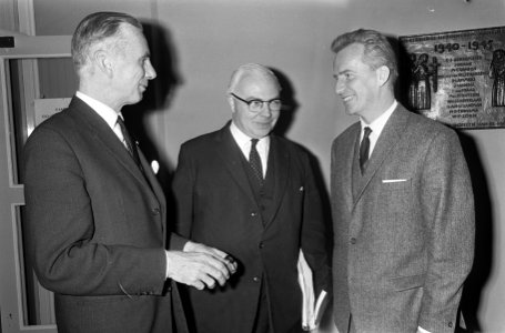 Loonoverleg te Voorburg, v.l.n.r. ir. Bosma (werkgevers), minister Veldkamp (reg, Bestanddeelnr 918-4980