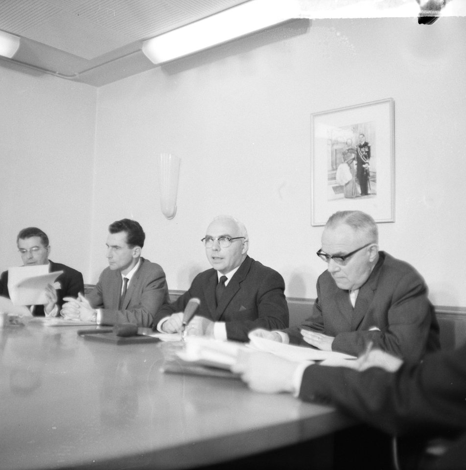 Loonoverleg, regeringstandpunt bekend gemaakt, tijdens persconferentie vlnr , Bestanddeelnr 917-1944