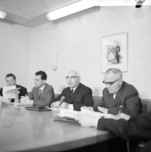 Loonoverleg, regeringstandpunt bekend gemaakt, tijdens persconferentie vlnr , Bestanddeelnr 917-1944