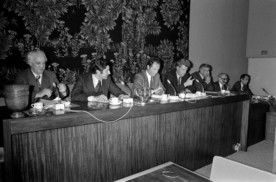 Loonoverleg regering en Stichting van de Arbeid, v.l.n.r. Staatssecretaris Merte, Bestanddeelnr 926-7280