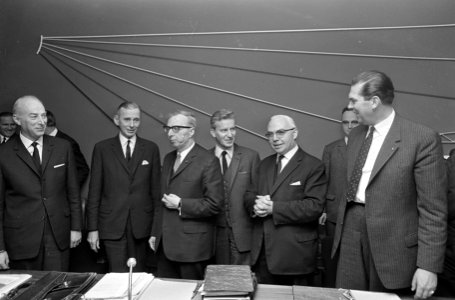 Loonoverleg in Den Haag , v.l.n.r. Minister Bakker , de heer Bosma, Premier Zijl, Bestanddeelnr 919-8619