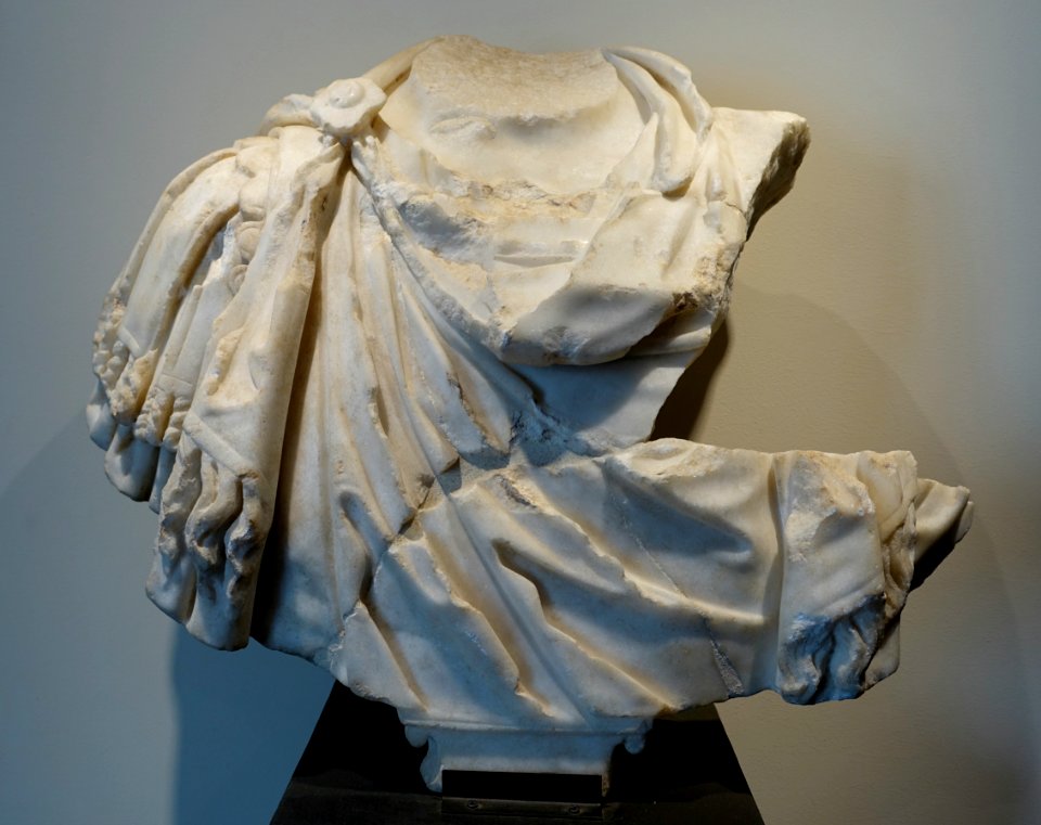Loricate bust with fringed paludamentum, Rome, Parco archeologico del Colosseo, early Severan age, Paros-lychnite marble - Temple of Romulus - Rome, Italy - DSC01505
