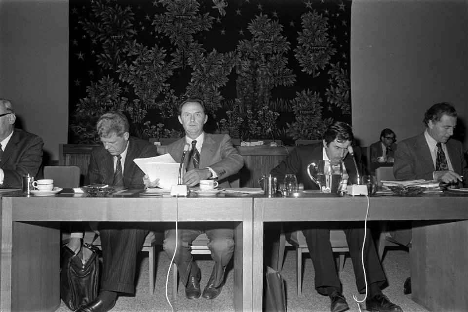 Loonoverleg regering, werknemers, werkgevers in SER-gebouw, Bestanddeelnr 928-2049