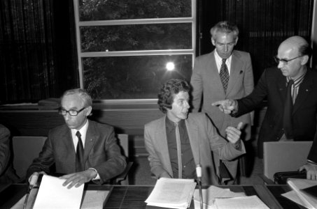 Loonoverleg regering en Stichting van de Arbeid, v.l.n.r. Lanser (CNV), Kok (NVV, Bestanddeelnr 926-7278