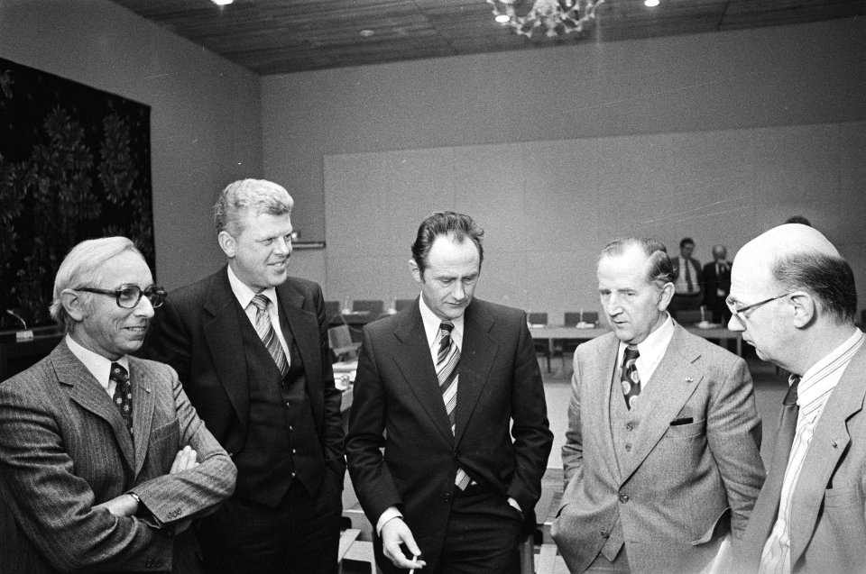 Loonoverleg Regering met Stichting van de Arbeid in SER-gebouw Den Haag v.l.n., Bestanddeelnr 928-9149