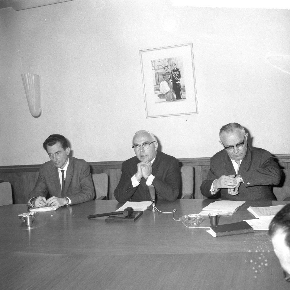 Loonoverleg, regeringstandpunt bekend gemaakt, tijdens persconferentie vlnr , Bestanddeelnr 917-1948