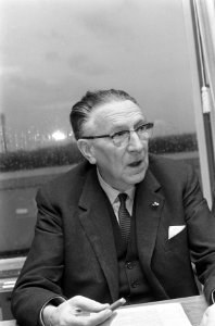 Loonoverleg in Den Haag , nummer 19 mr. P. van Boven (Katholieke Werkgevers Bond, Bestanddeelnr 919-8620