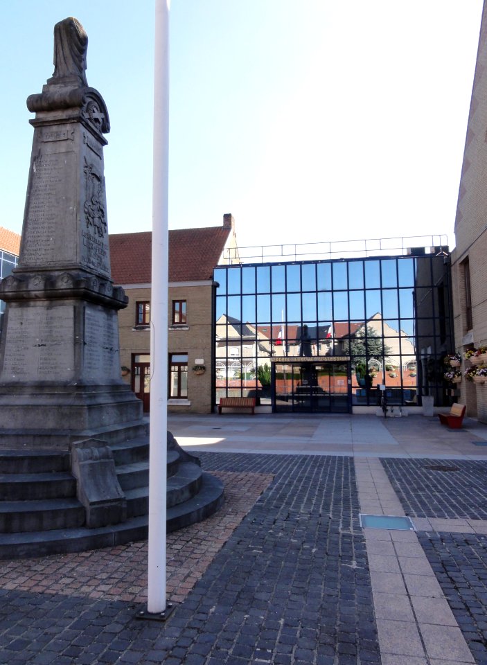 Loon-Plage (Nord) mairie et monument aux morts
