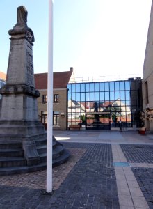 Loon-Plage (Nord) mairie et monument aux morts