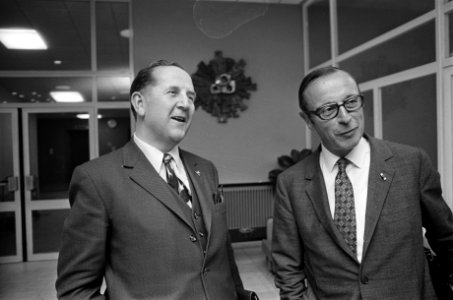 Loonoverleg regering en Stichting van de Arbeid, Van Veen en Bartels (beiden VNO, Bestanddeelnr 926-7281