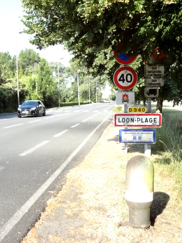 Loon-Plage (Nord) city limit sign