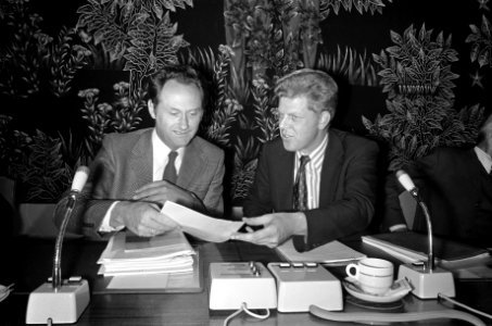 Loonoverleg regering en Stichting van de Arbeid, nummer 2 Ministers Boersma (lin, Bestanddeelnr 926-7282
