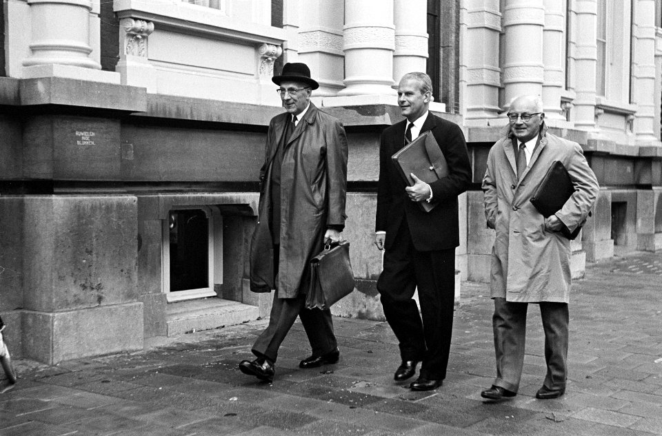 Loonoverleg begonnen De drie voorzitters van de werkgeversverb de heren H W , Bestanddeelnr 915-5806