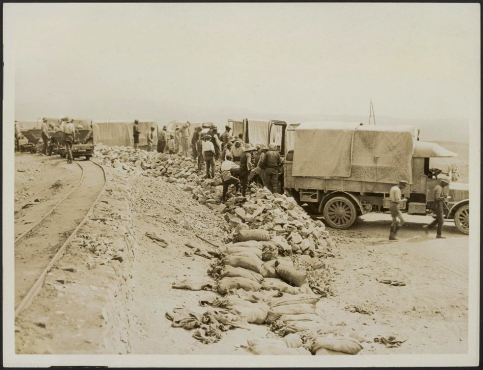 Lorries loading with road material from a quarry, Bestanddeelnr 158-2453